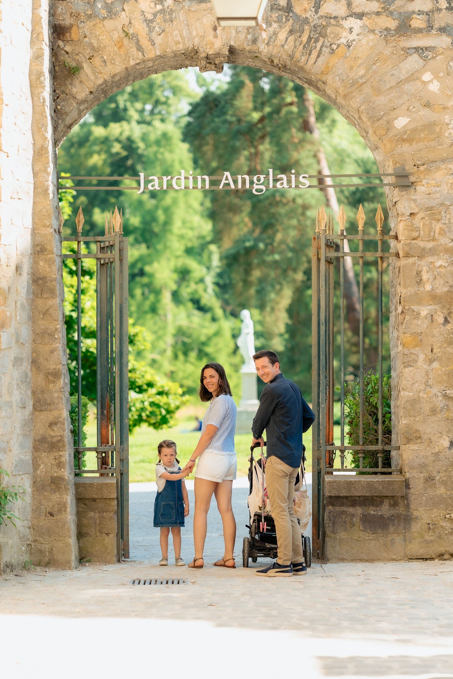 Famille marchant ensemble dans un parc à Fontainebleau pendant une séance photo en extérieur