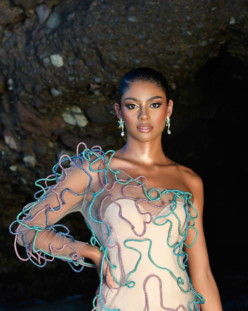 Miss Martinique 2023 debout avec une main sur la hanche