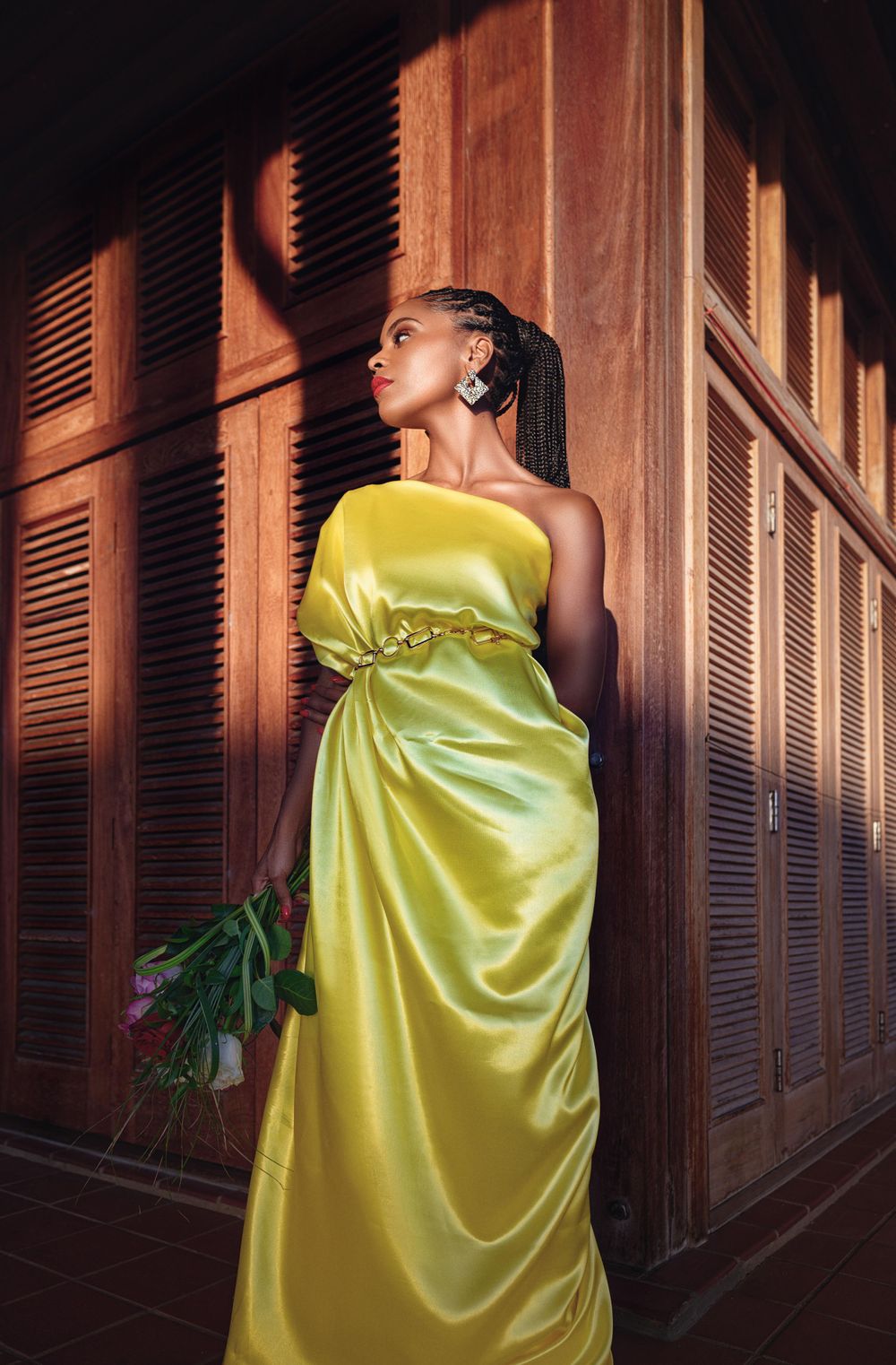 Jeune femme en drapé de soie jaune en Guadeloupe dans un hôtel