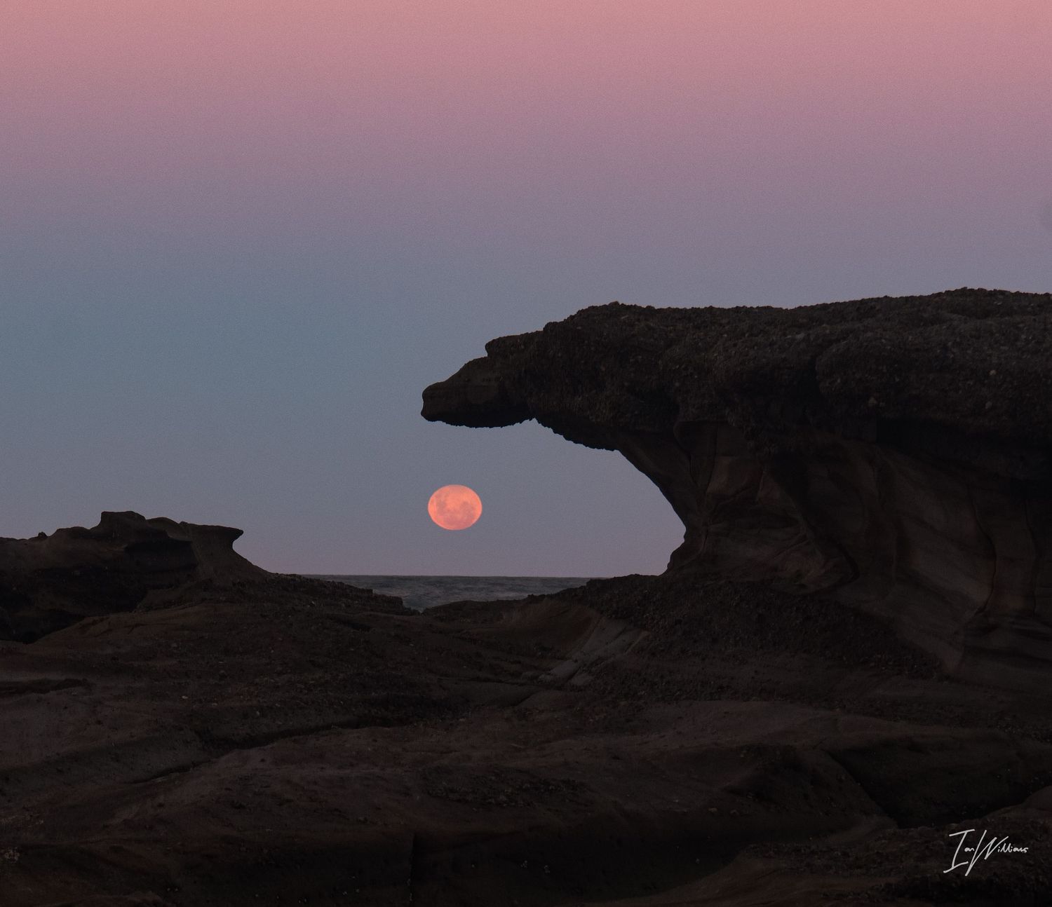 Moon rise, Caves Beach