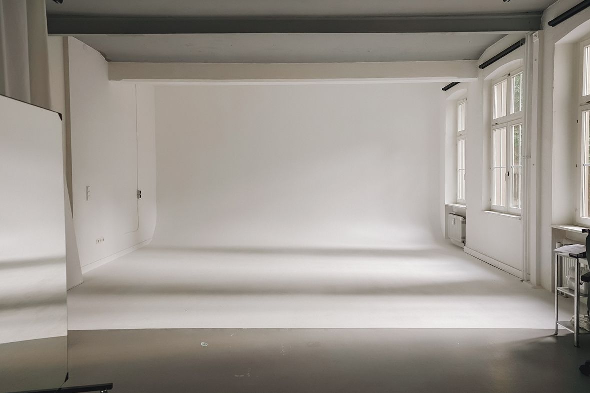 Fotostudio Frankfurt Bockenheim. Professionelle Studiofotografie. Hohlkehle mit Tageslicht - und Blitzfotografie. Studio8