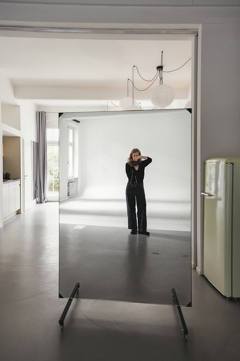 Fotostudio Frankfurt Bockenheim. Professionelle Studiofotografie. Portraitfotografie. Großer Spiegel. Großes Studio. Katrin Probst. Studio8