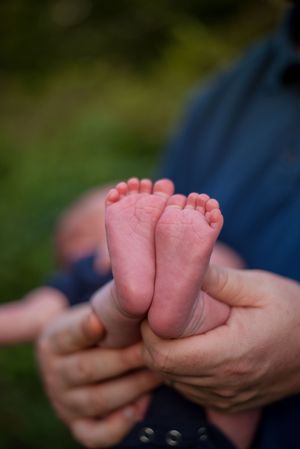 Newborn baby photos of feet