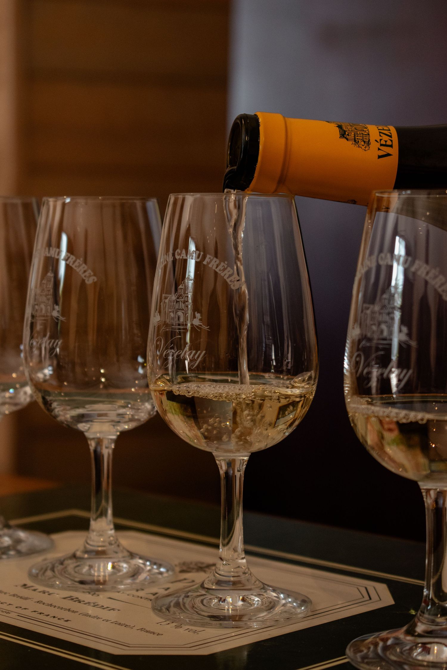 Photo de verres de vin se remplissant