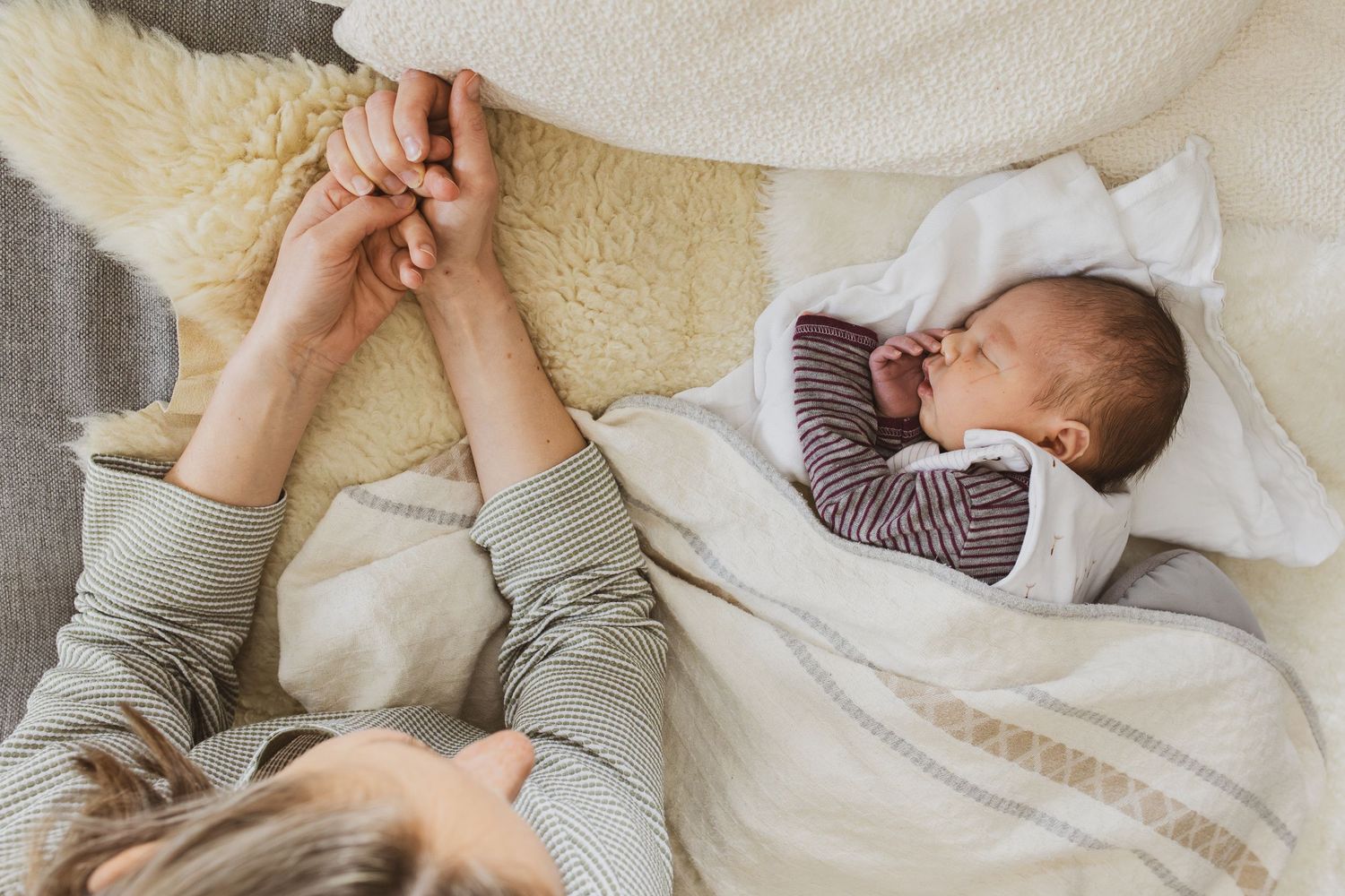 Wochenbettreportage: Foto eines neugeborenen Babys, das auf dem Wickeltisch liegt und bei dem noch die Reste der Nabelschnur zu sehen sind.