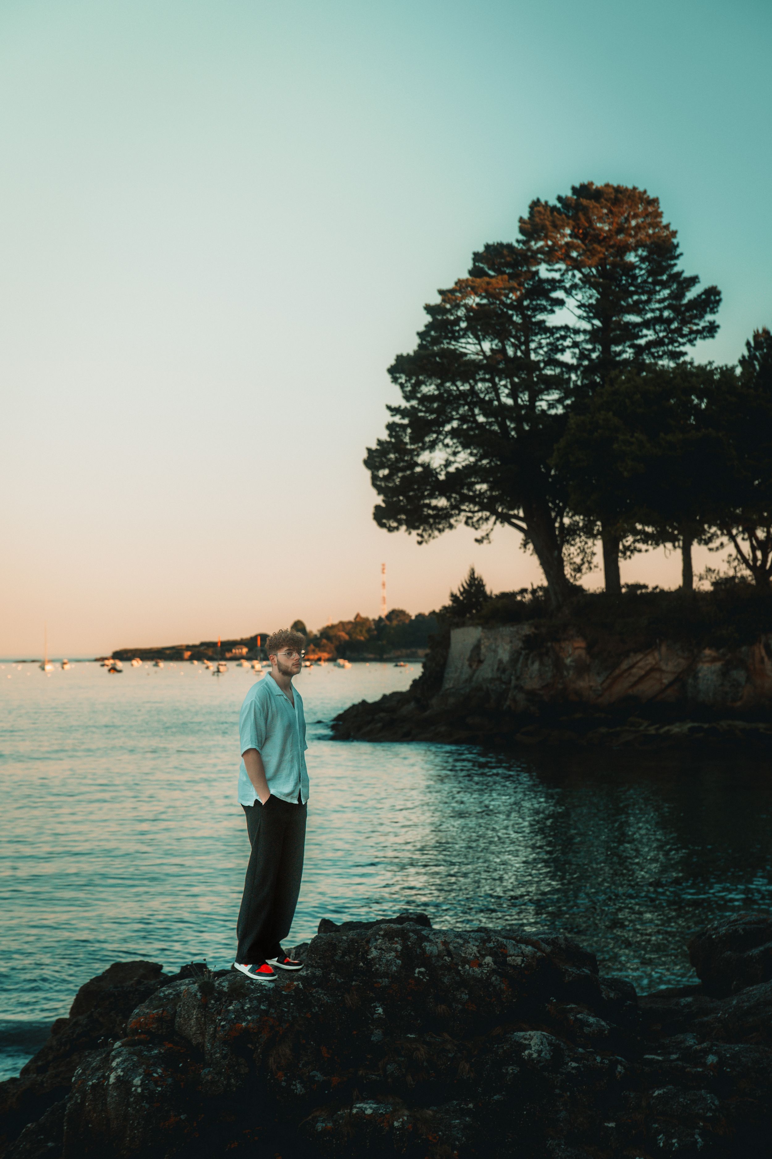 Portrait du photographe Lucas Legrand sur une plage