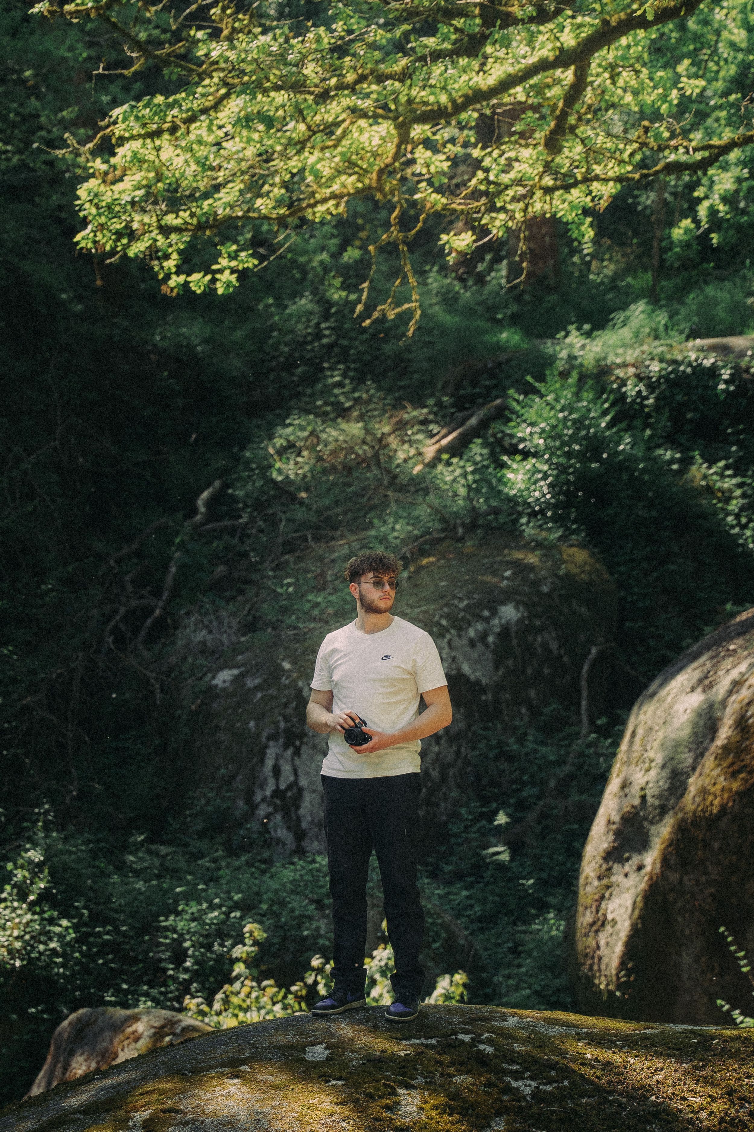 Photographe Lucas Legrand en forêt lors d’une séance photo