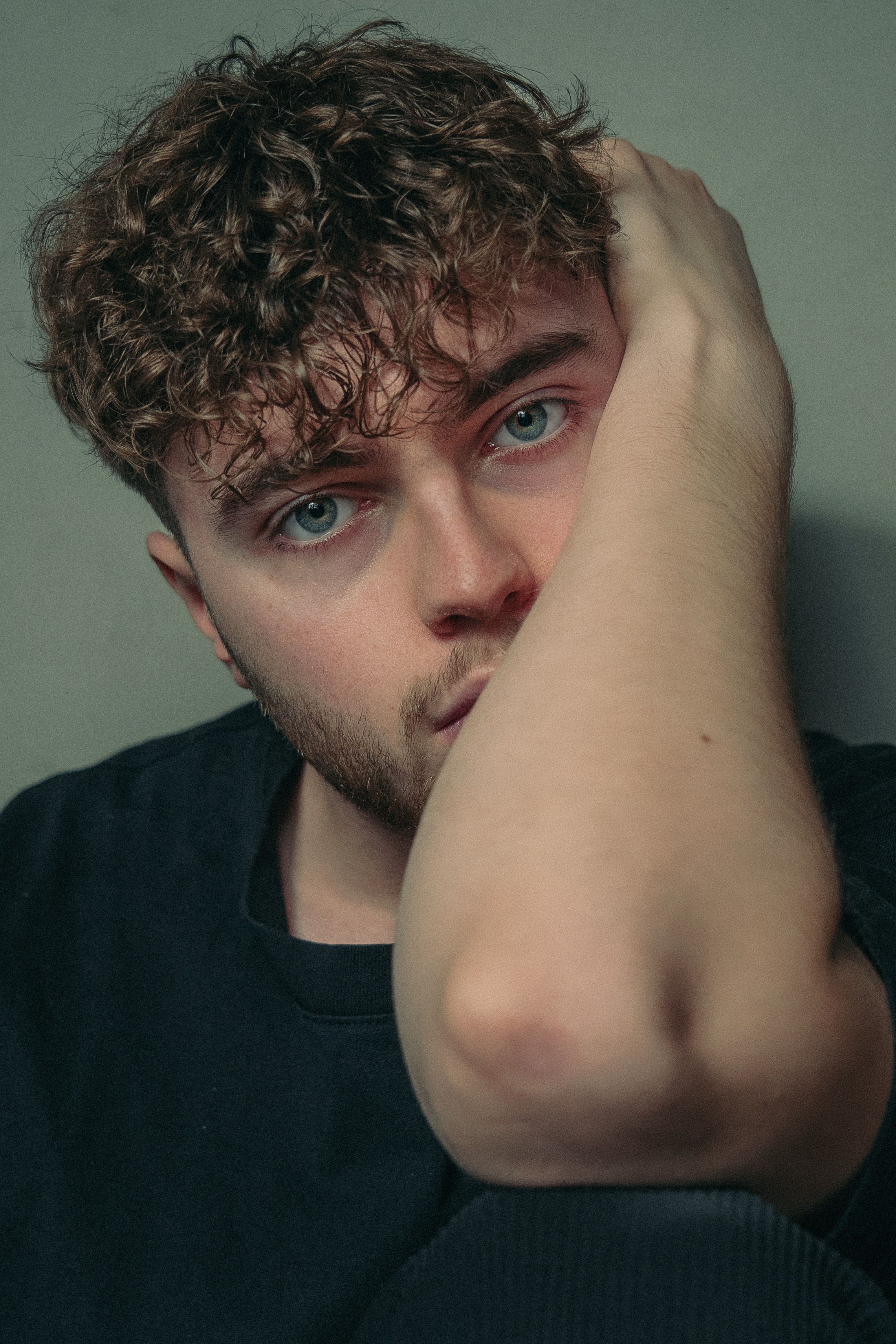 Photographe portrait Lucas Legrand dans un environnement naturel
