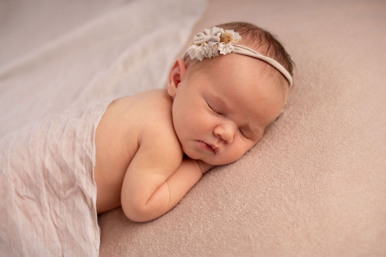 Nyfødtfotografering Sandnes - sovende baby i naturlige, duse farger
