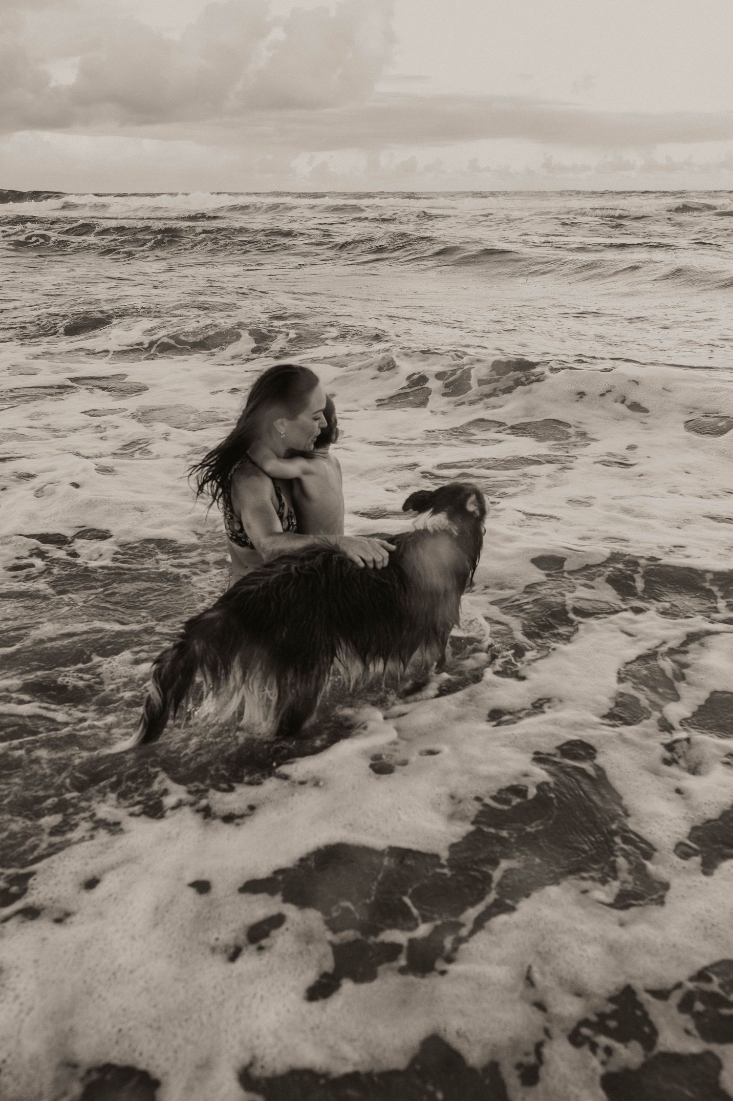 Underwater Maternity Photographer Sunshine Coast Pregnancy announcements Newborn and expectant mothers beach ocean and pool