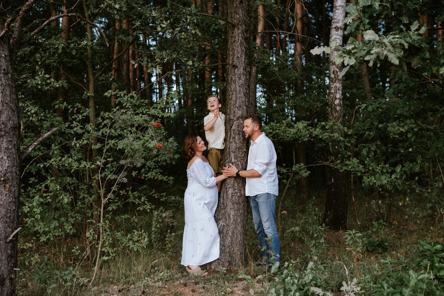 Sesja rodzinna w plenerze. Sesja noworodkowa w plenerze. Plenerowe zdjęcia rodzinne.  Fotograf rodzinny Katowice. Plenerowa sesja rodzinna