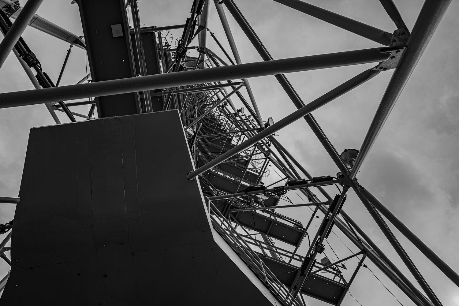 Looking up at geometric metal structure of tower in stark black and white.
Sandra DAENGELI, impacts.photo, @sdaengeli, @impacts.photo