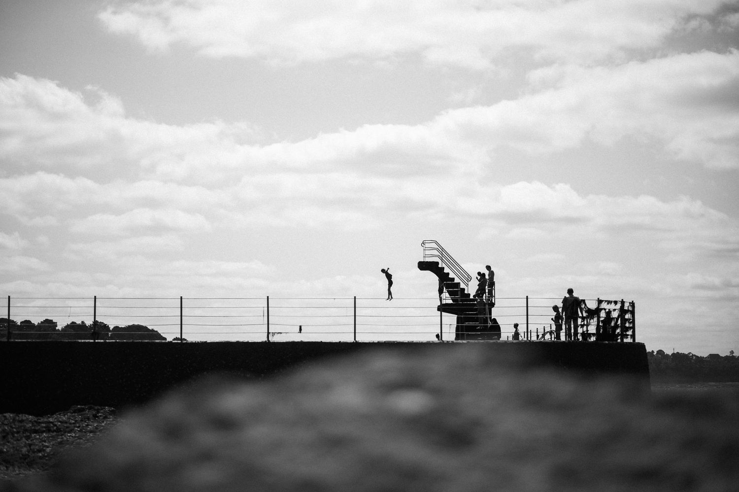 image d'une personne plongeant depuis un plongeoir de saint Malo effet vintage avec du noir et blanc photographie