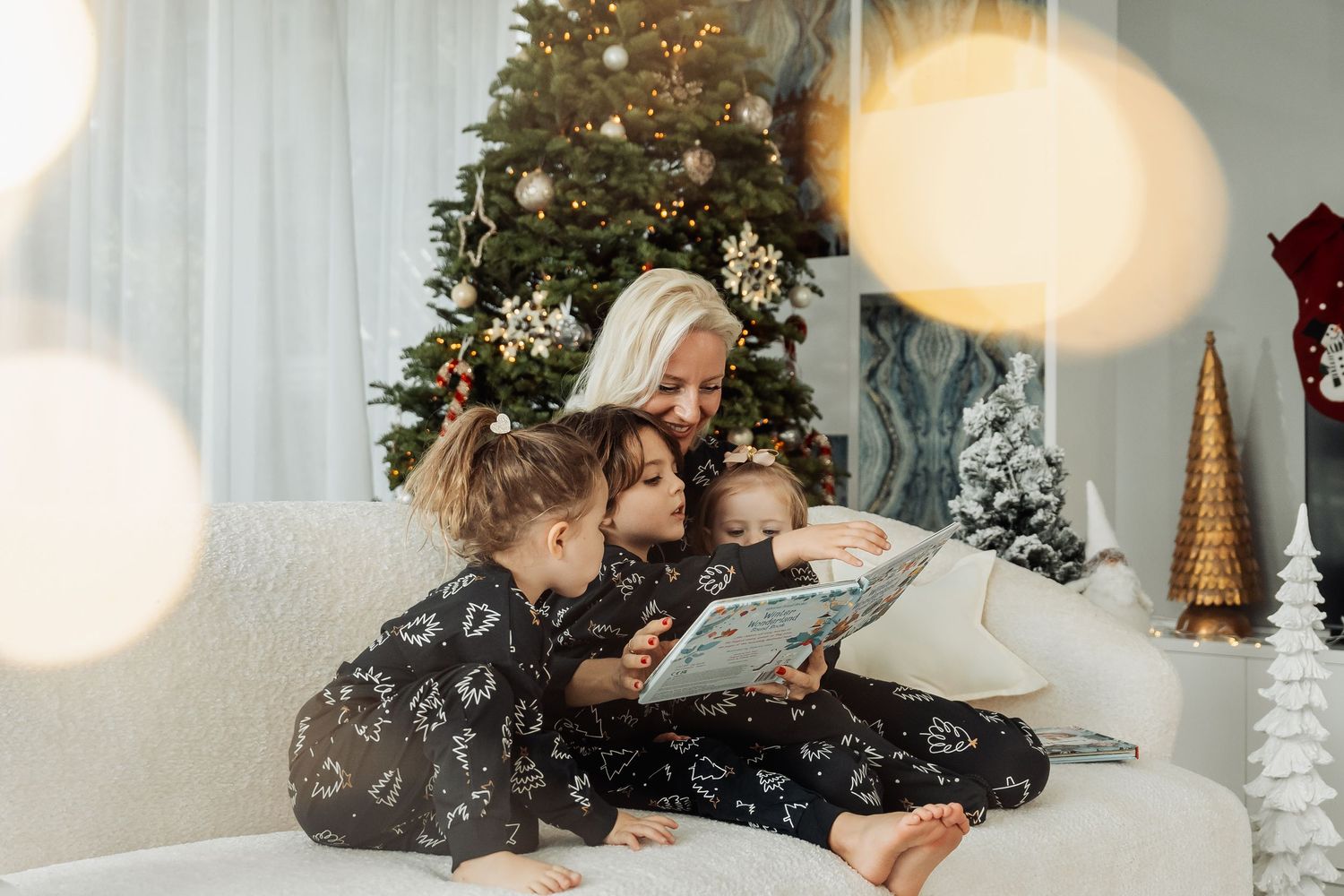Cozy Christmas family photography session at home