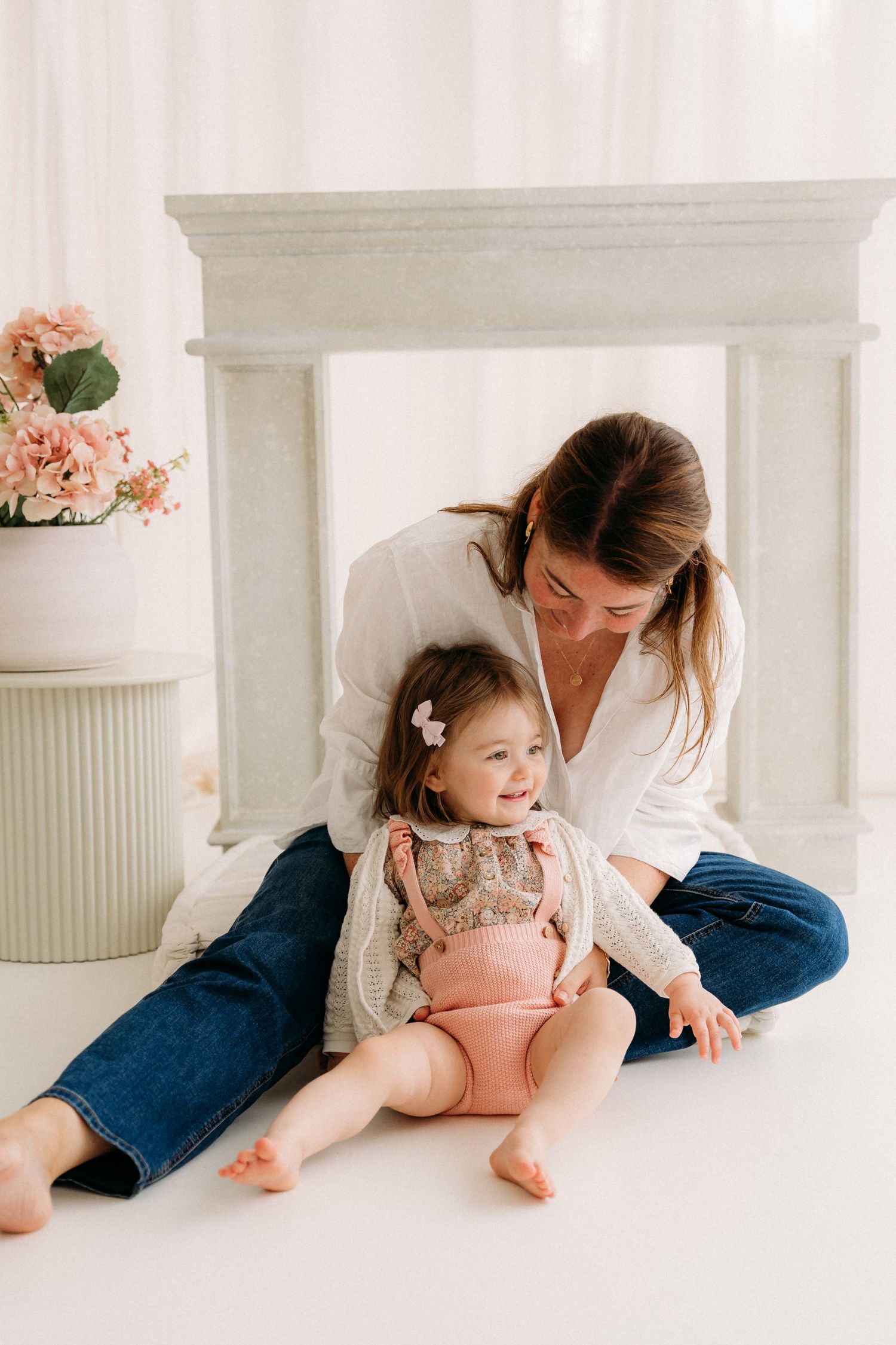 Tijdloze Mommy & Me fotoshoot in Edegem, mama en kind delen een liefdevol moment samen