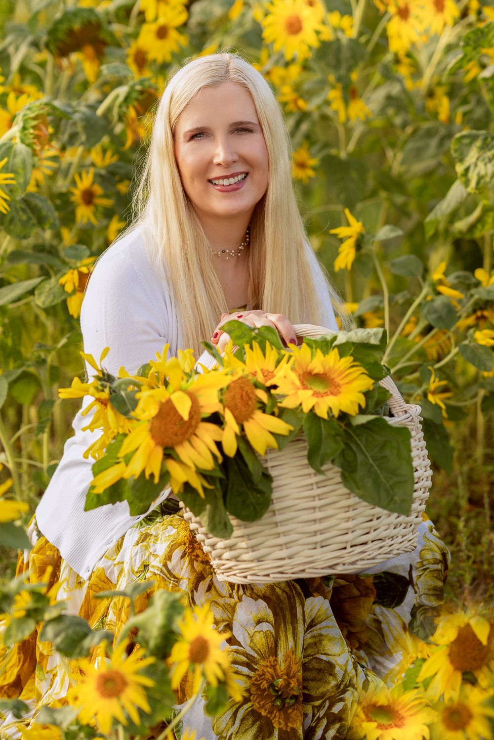 Beauty-Fotografie. Beautiful sunflower garden with woven basket full of fresh blooms.