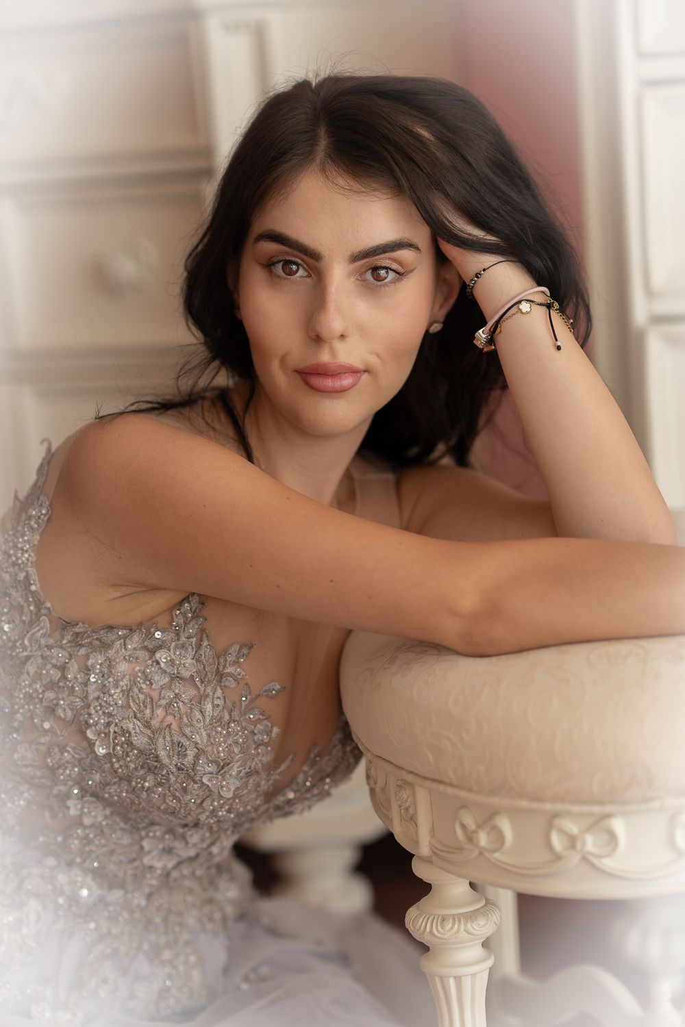 Beauty and Fashionfotografie - Elegant portrait of a girl featuring sparkly dress and classic furniture.