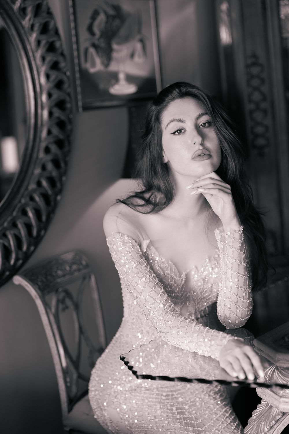 Beautyfotografie - Black and white portrait of a girl showing elegant pose in sparkly dress.