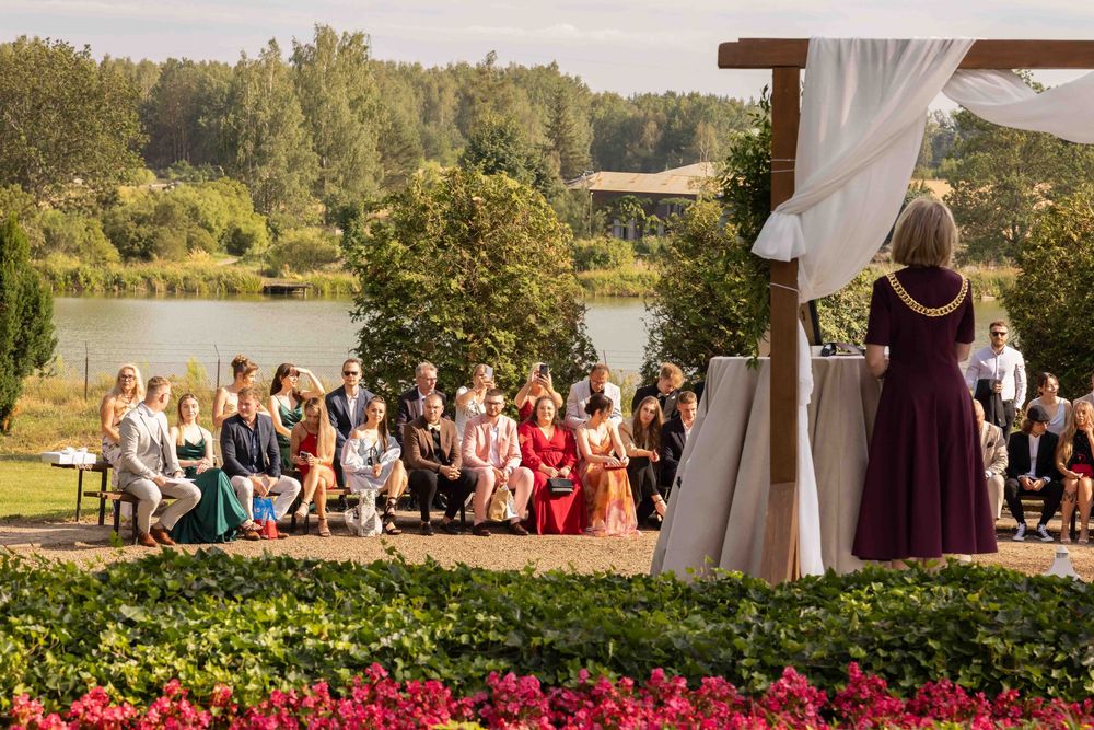 Reportaż ślubny z ceremonii plenerowej