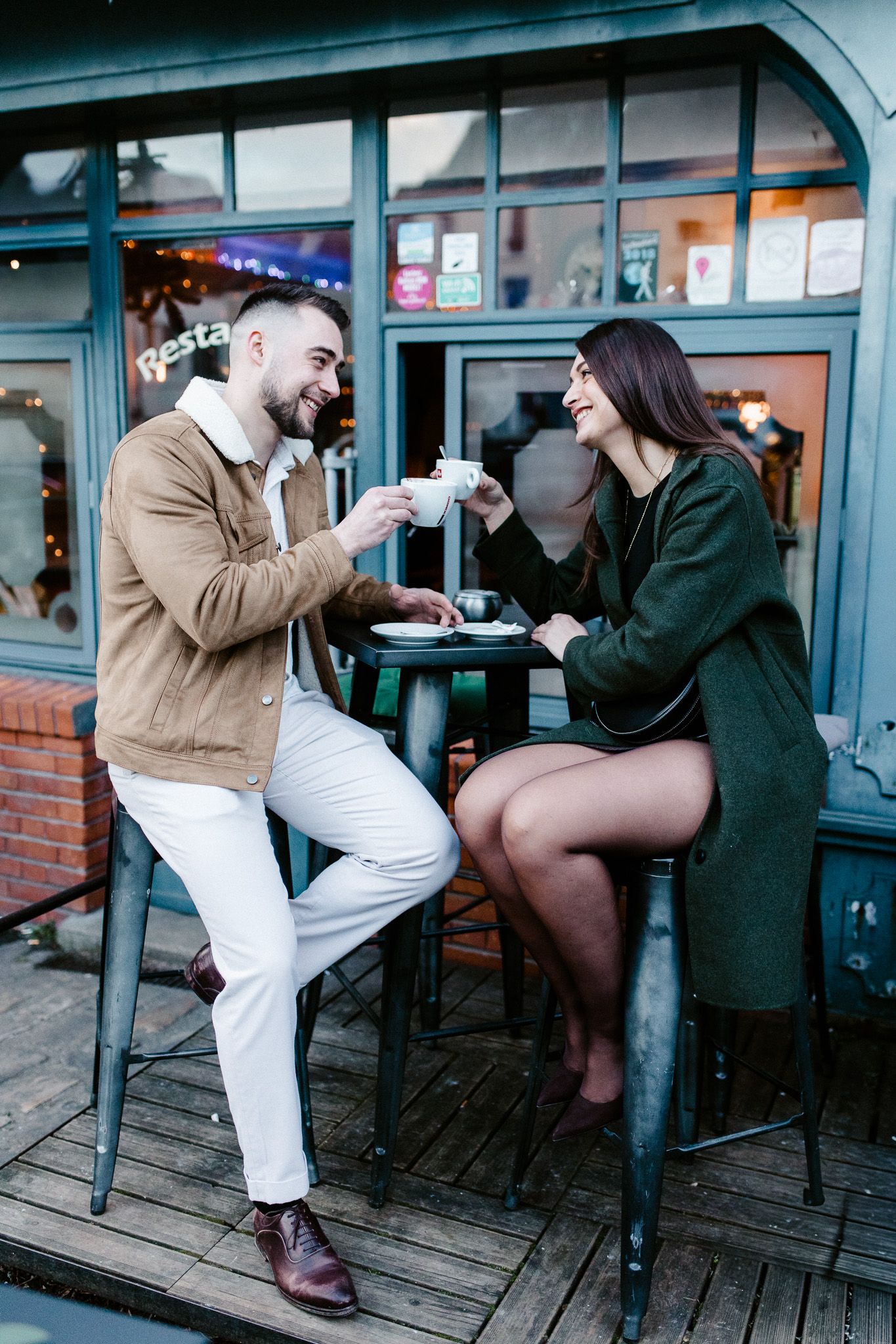 Couple riant ensemble pendant leur première séance photo