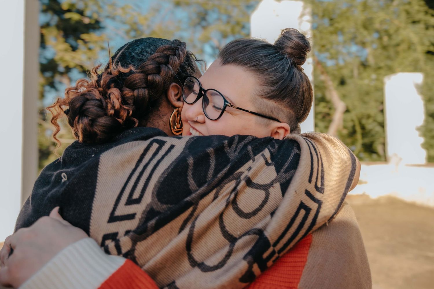 Romantic afternoon photoshoot in a quiet Barcelona park.