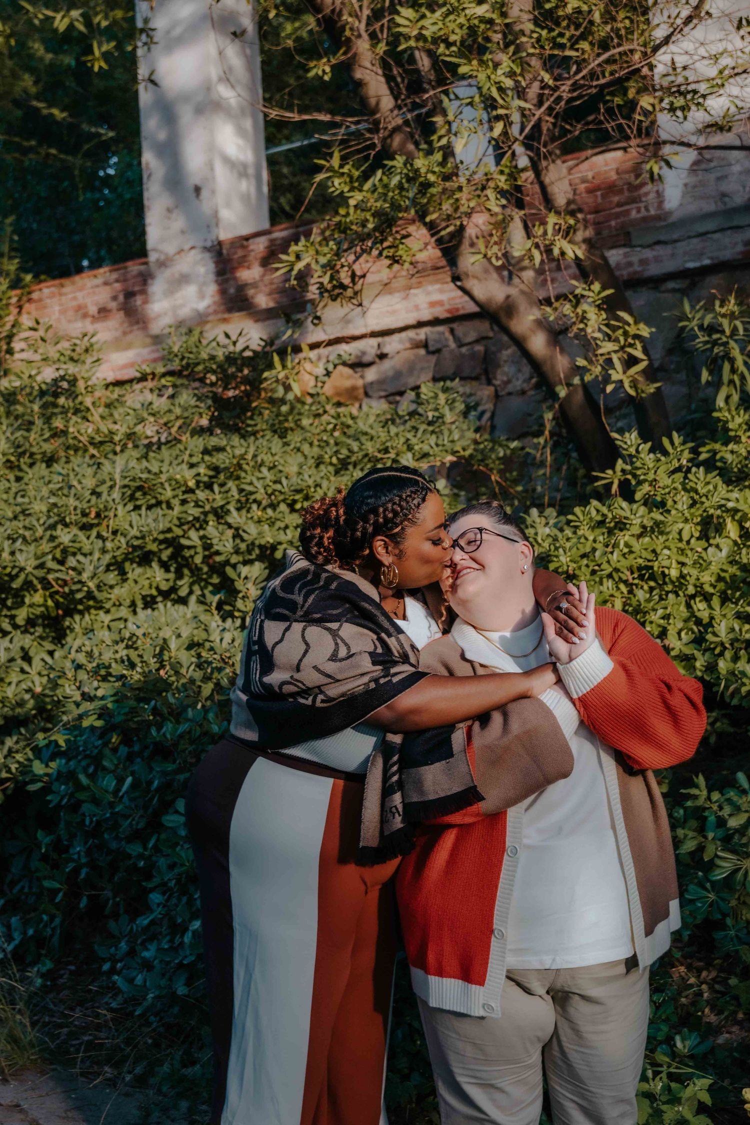 Natural couples photoshoot Barcelona featuring sunny October light.