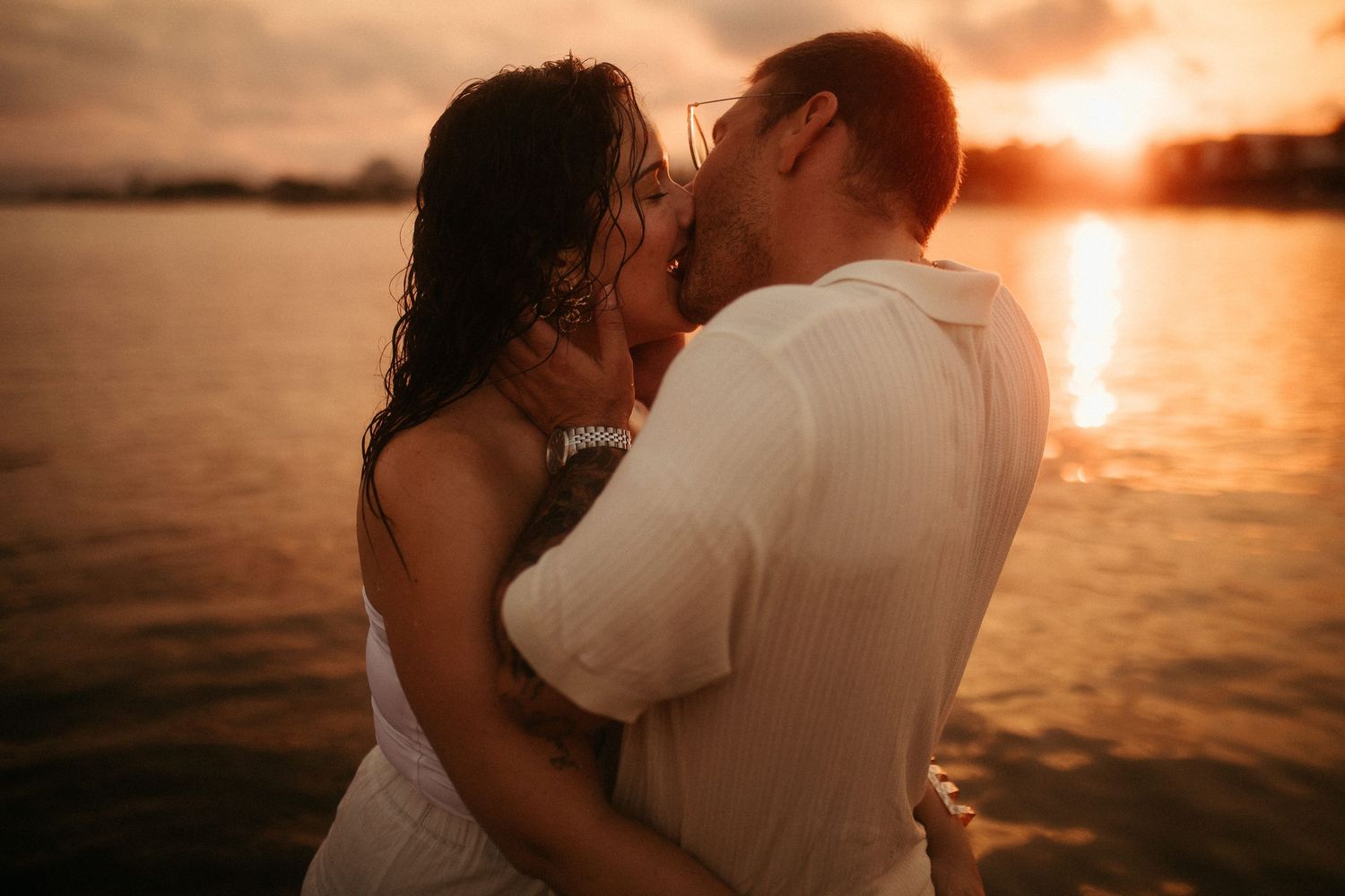 Pareja besándose al atardecer en la playa durante sesión preboda en Tarragona