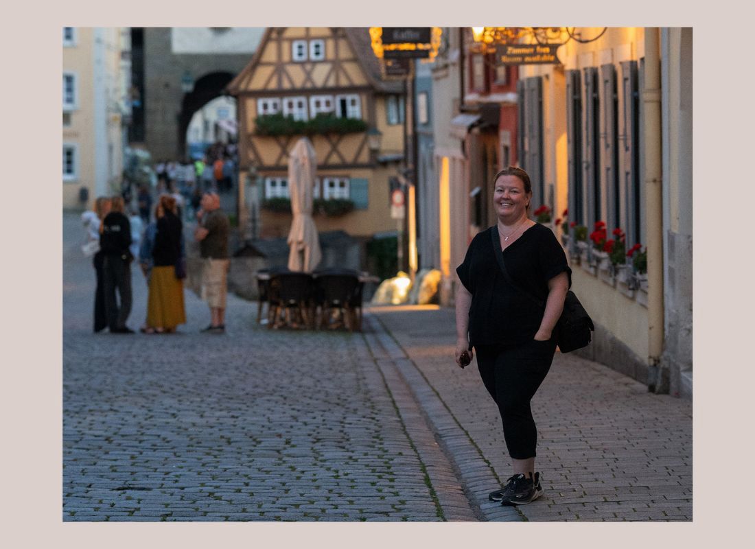 Porträtt på fotografen själv, Sandra. Mysig stämning och kvällsljus i Rothenburg, Tyskland.