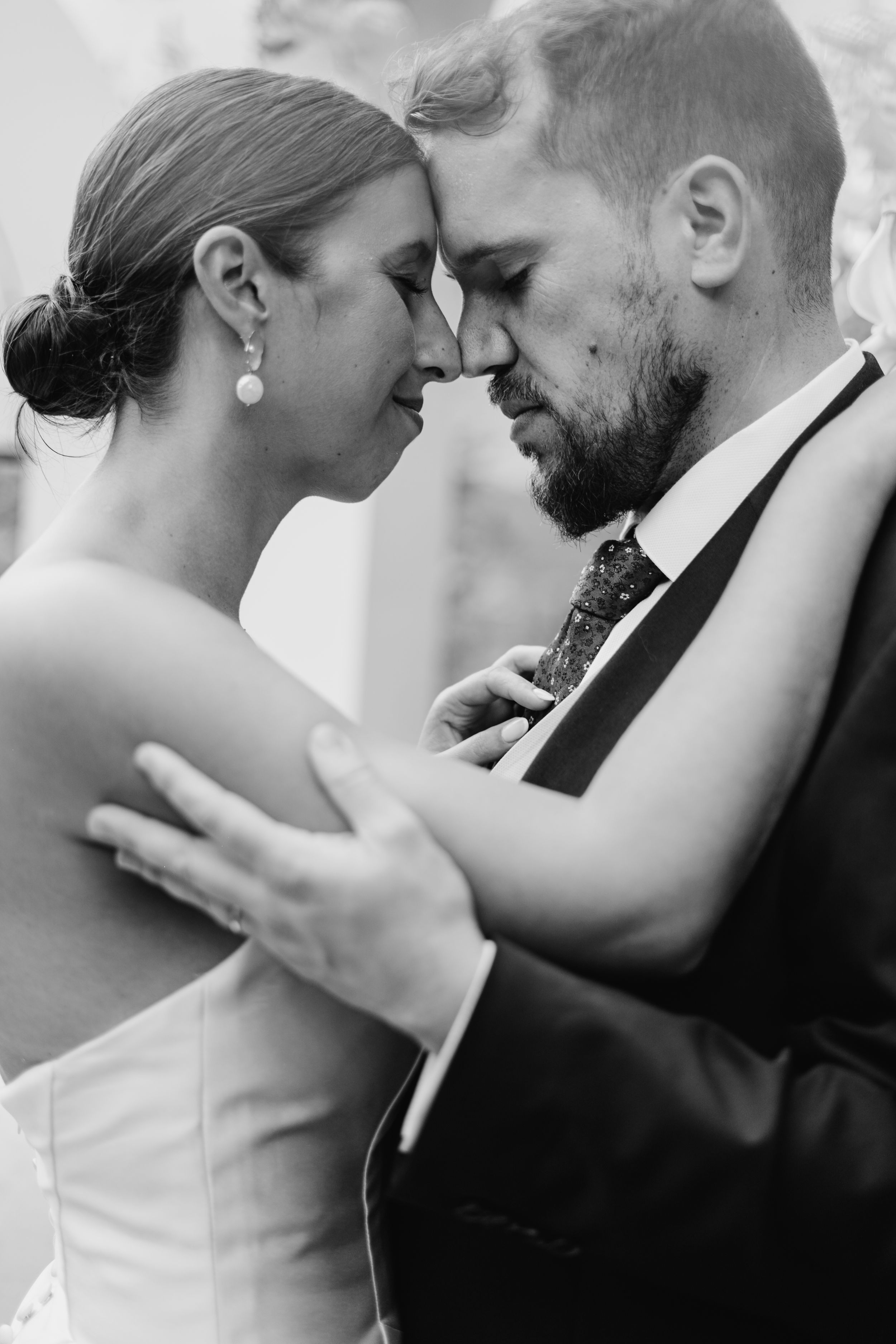Fotografias de casal a preto e branco no casamento, com momentos românticos e autênticos que mostram a cumplicidade e a emoção do amor.