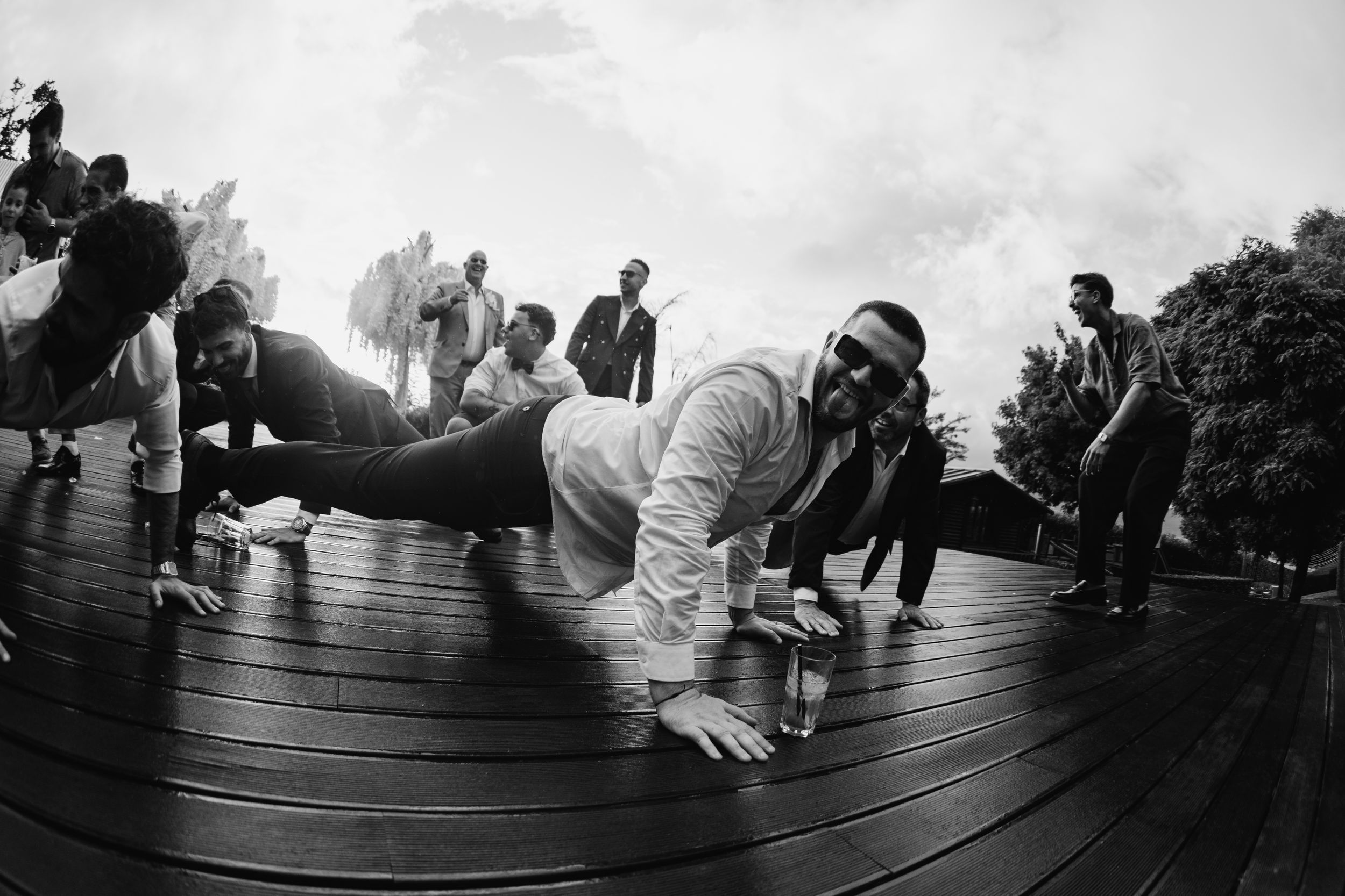 Fotografias de casamento a preto e branco que captam a alegria e o movimento dos convidados a dançar na festa.