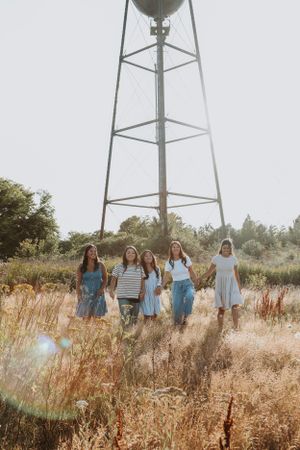 Family photos near me-Family photographer in Bellingham- Sister photoshoot-Outdoor family photos- Family portrait photographer-Family photos