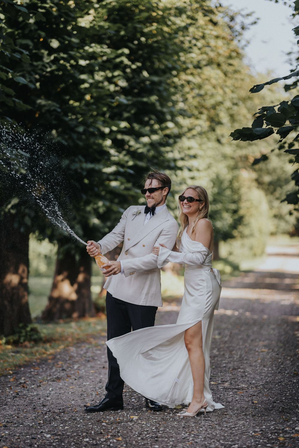 Champagne spary med Amalie & Marc som havde udendørs vielse Oreby Kro
