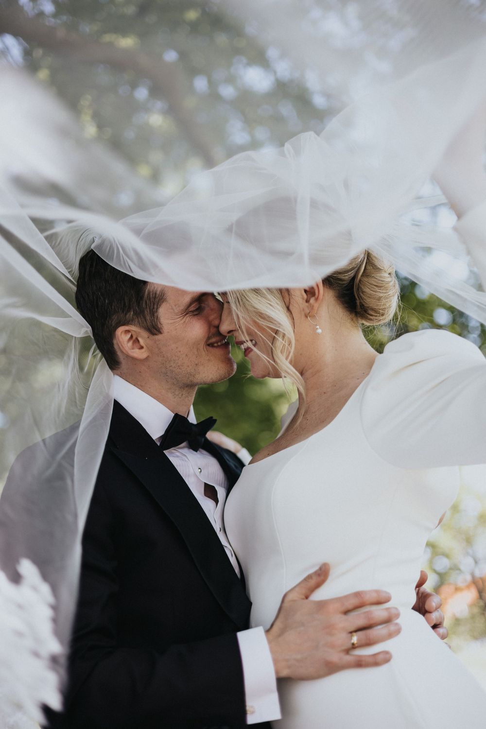 Cecilie & Samuel under sløret ved Vordingborg kirke