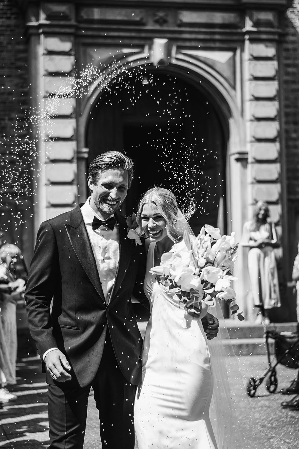 På vej ud af Trinitatis Kirke blev der kastet med ris på Rikke og Peter