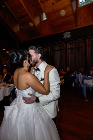 First Dance for newly wed | NJ wedding photographer | Sarah Jane Photography LLC | Sussex County | Morris County NJ | Bergen County NJ