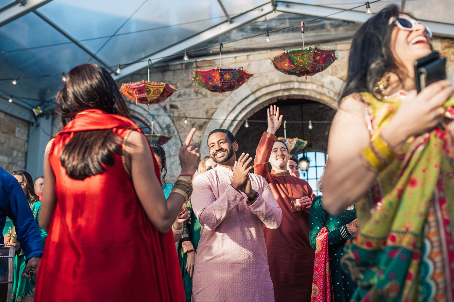 Indian wedding at Forte da Cruz with vibrant colors, joyful moments, and stylish details by Portugal wedding photographer Regina.