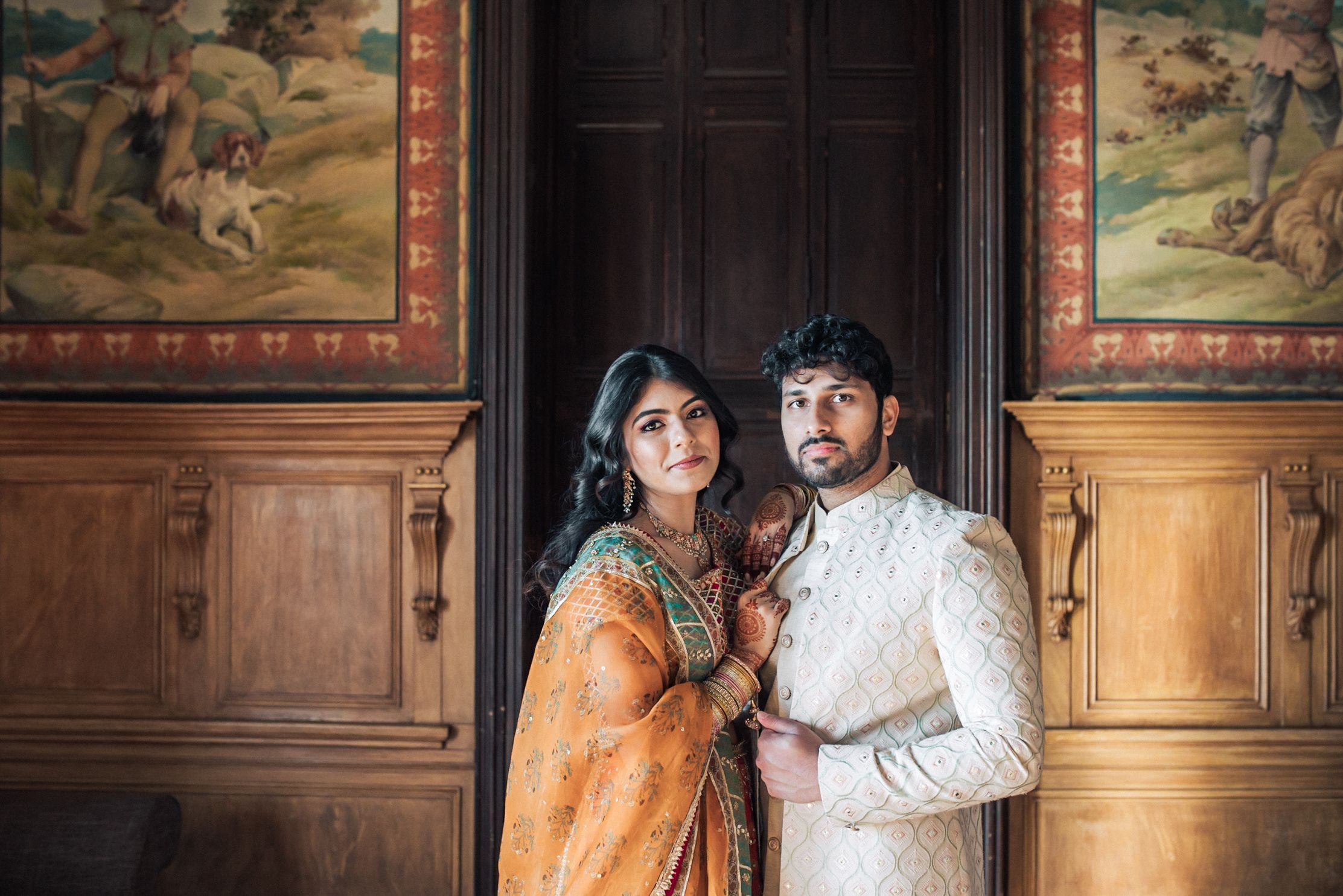 Indian wedding at Forte da Cruz with vibrant colors, joyful moments, and stylish details by Portugal wedding photographer Regina.
