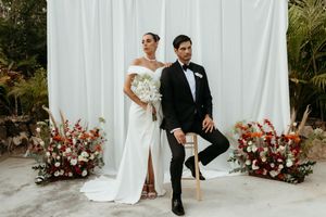 Editorial poses for bride and groom, under mexican heat, beautiful shoot in Tulum.
The flowers are so trendy from Floral design by charm.