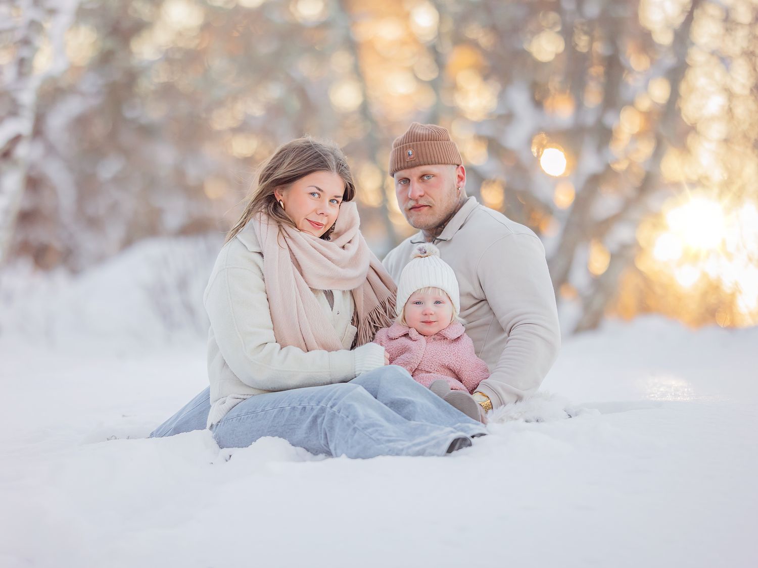 Familjefotografering utomhus vinter motljus i västerås, ljusa färger, Memoriesbym