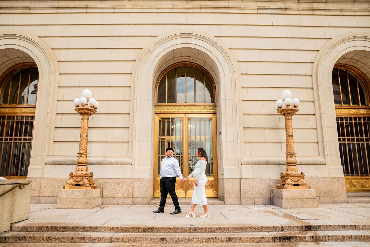 Classic architectural wedding venue with elegant columns and stone details captured in a panoramic sequence.
