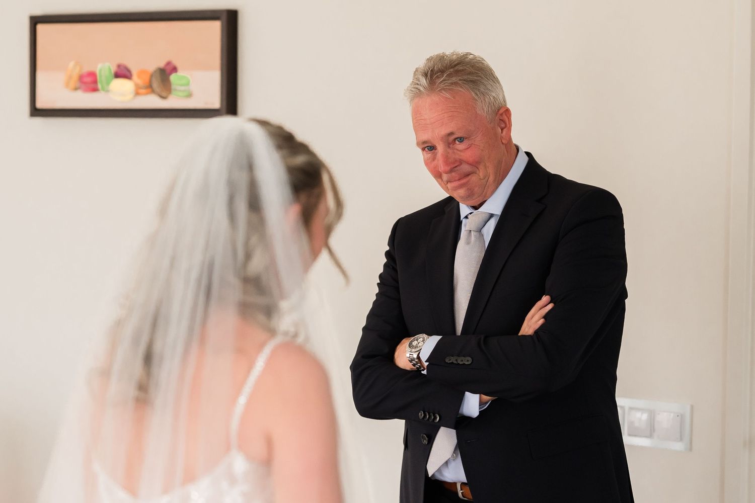 Vader van de bruid first look met de bruid