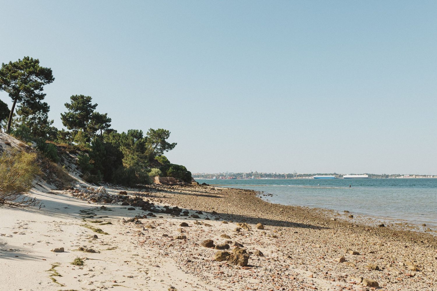 Wide landscape of Tróia beach in Setúbal during an engagement photoshoot by the sea