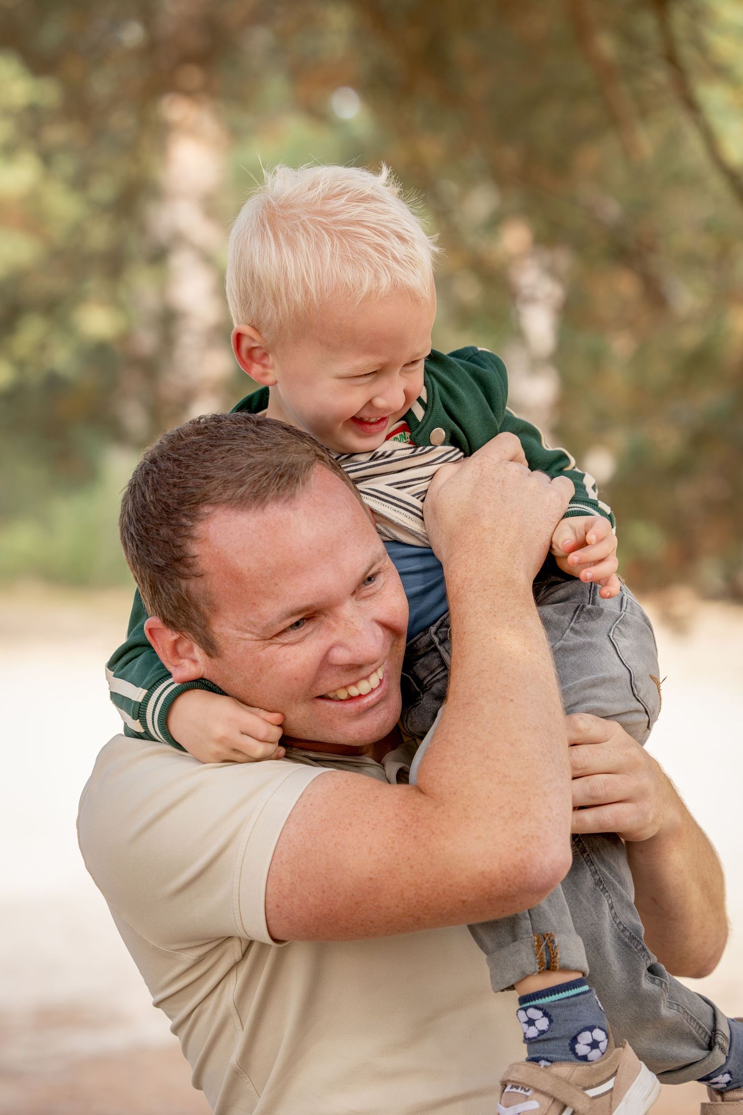 vader en zoon tijdens een fotoshoot op de zandverstuiving bij ommen. fotograaf inge muller