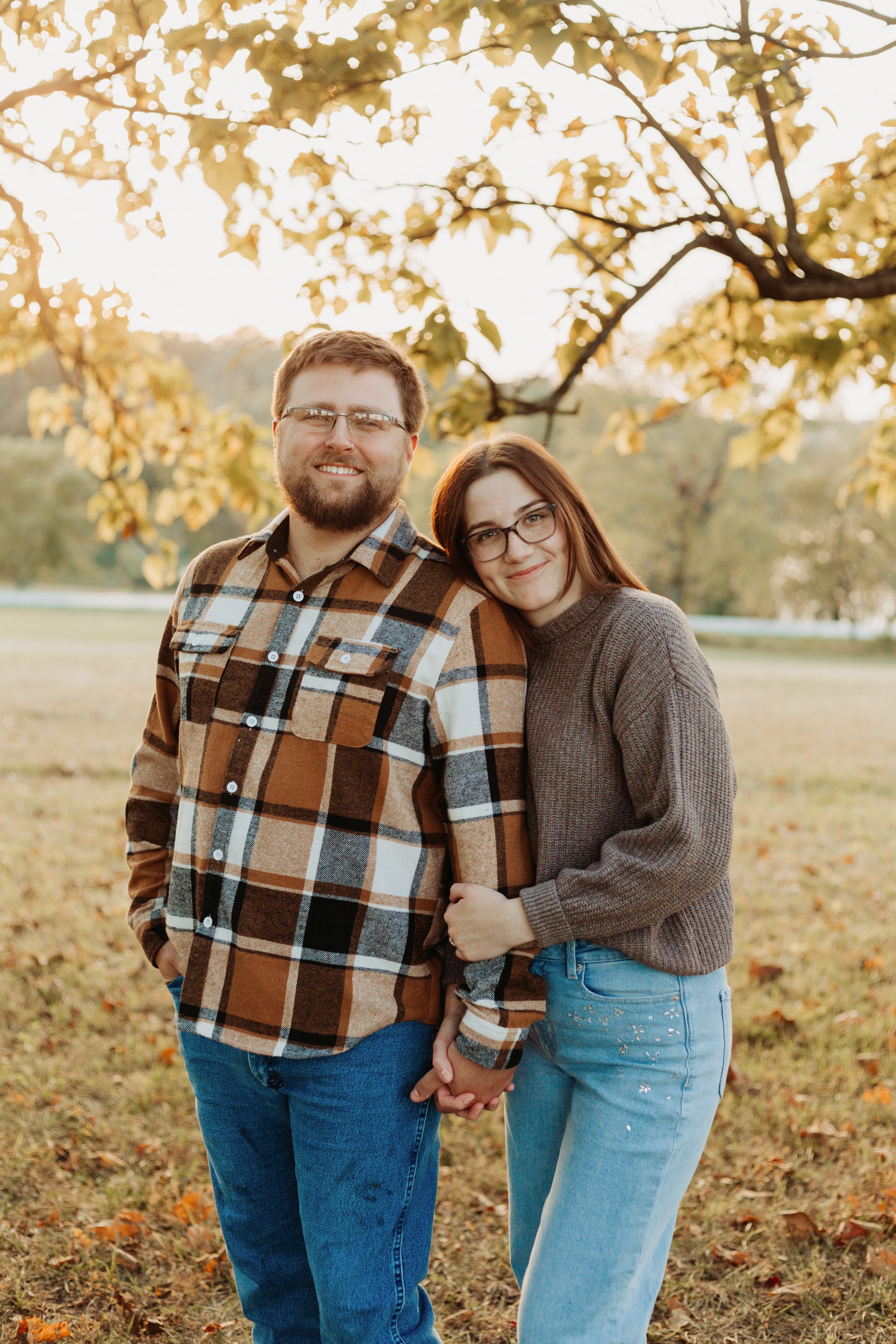 Couples and engagement photos in Kansas City – romantic, candid portraits by a local engagement photographer with golden hour light.