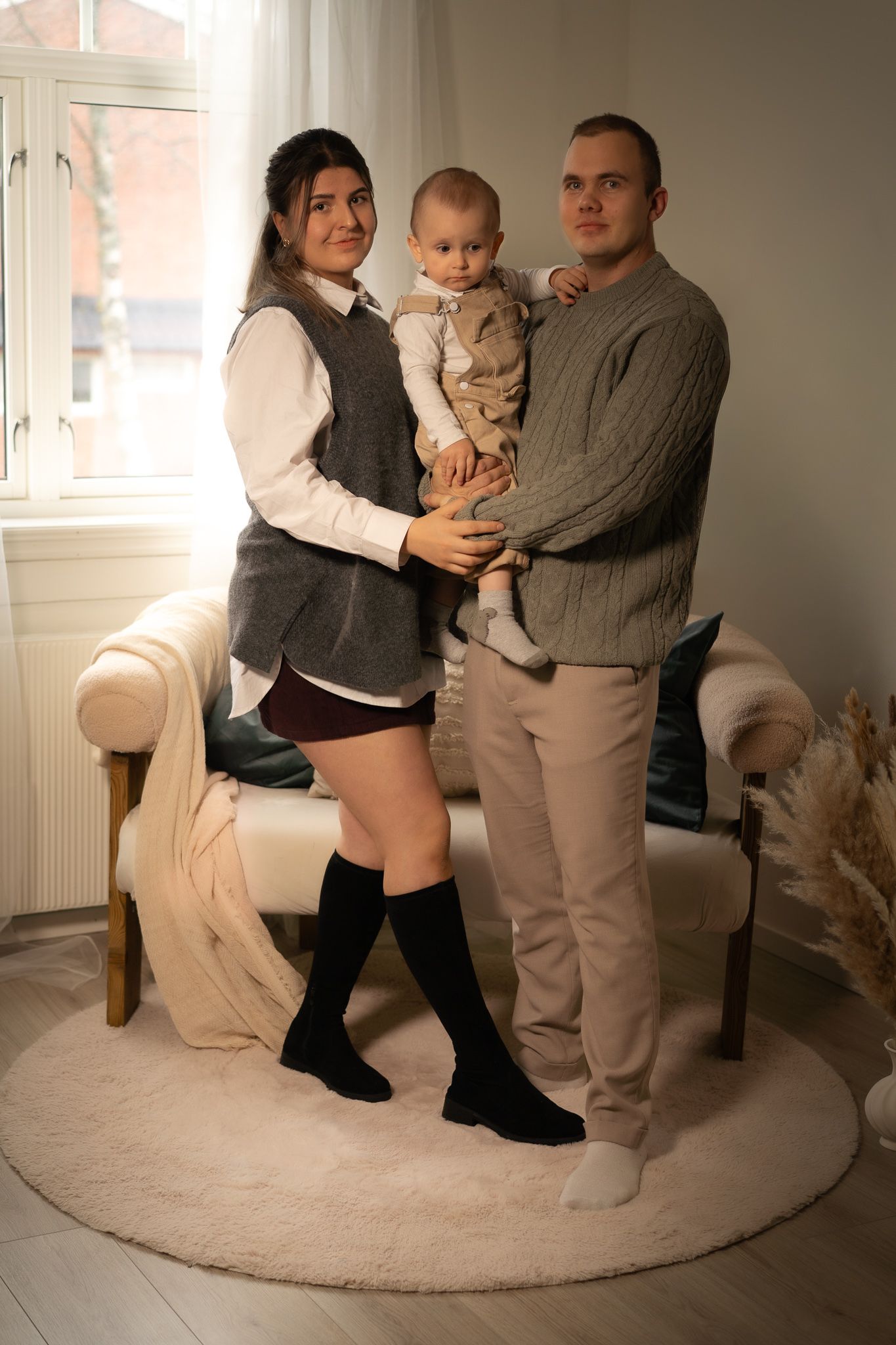 Spontane familieminner fanget på et mykt teppe i en mykt opplyst stue.