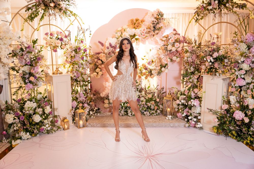 Decoración con globos y mariposas en celebración de mis quince en Cesar
