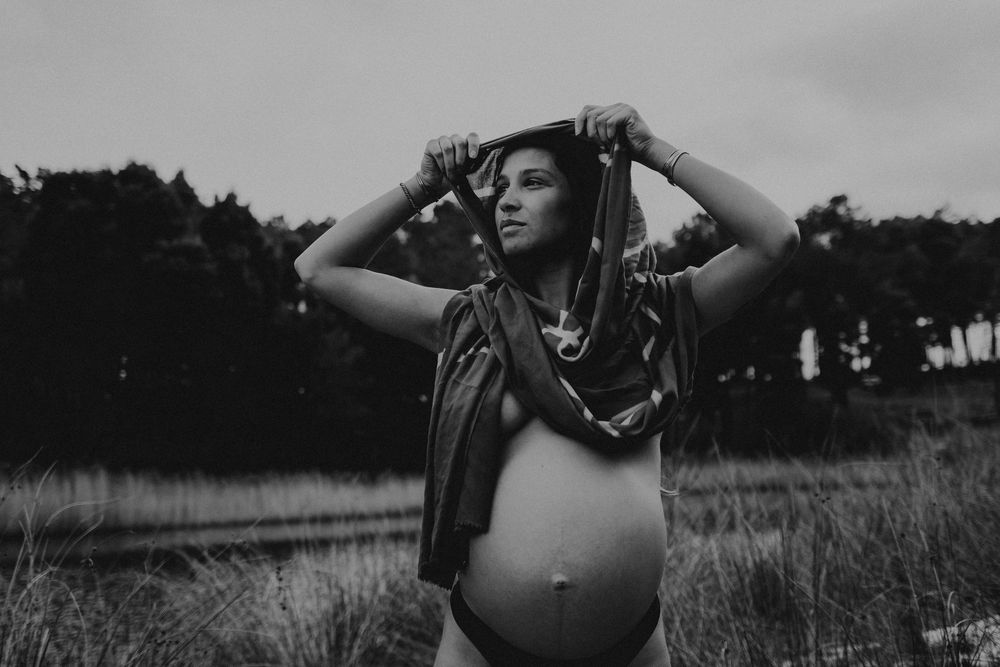 foto preto e branco de gravida e lenço na cabeça detalhe barriga durante sessão de gravidez em Alcobaça Portugal
