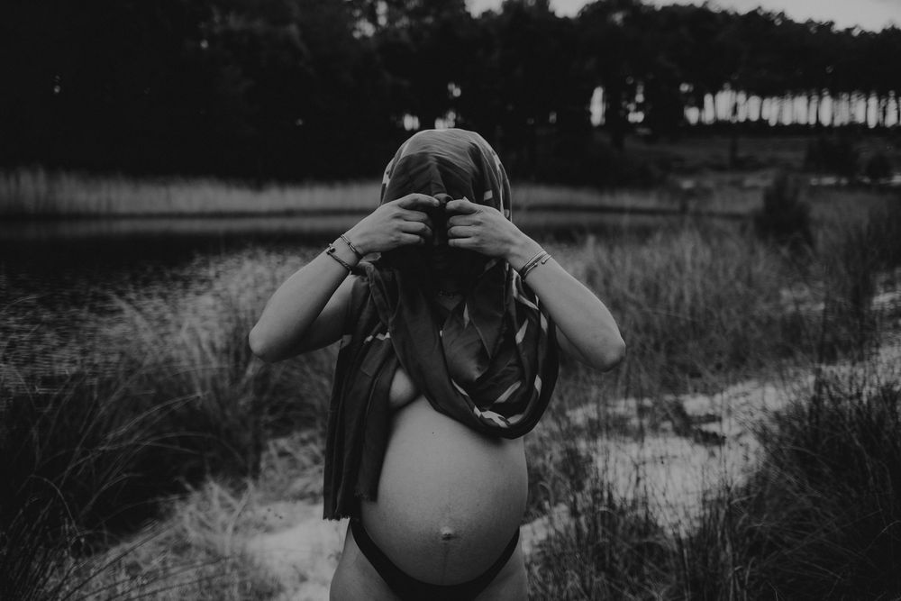 foto preto e branco de gravida e lenço na cabeça detalhe barriga durante sessão de gravidez em Alcobaça Portugal
