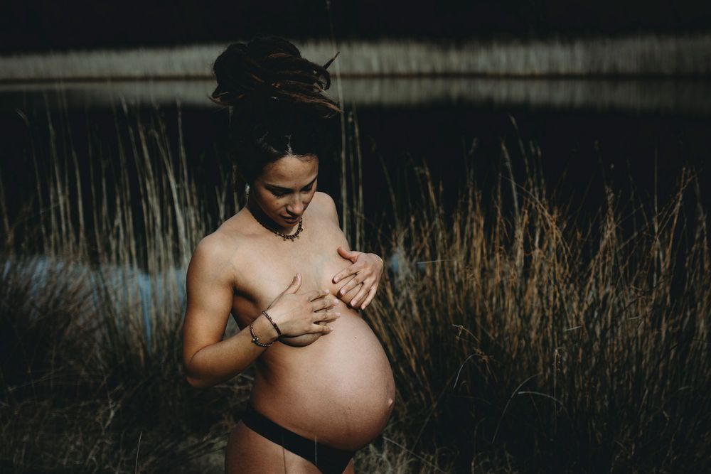 Foto colorida gravida corpo nú sem aparecer os seios, cabelo movimento sessão gravida Portugal