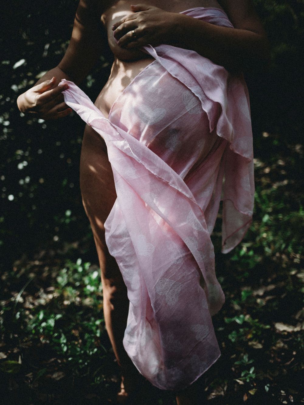 foto colorida grávida Nua na natureza a Dançar com lenço rosa durante sessão fotográfica de grávida em Caldas Da Rainha